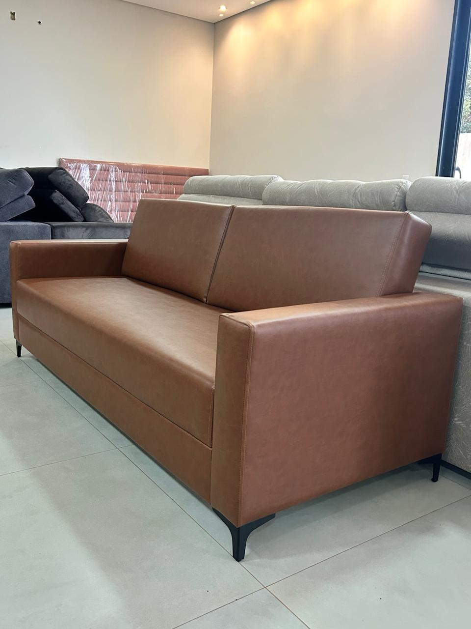 Sofá marrom de linhas retas no showroom